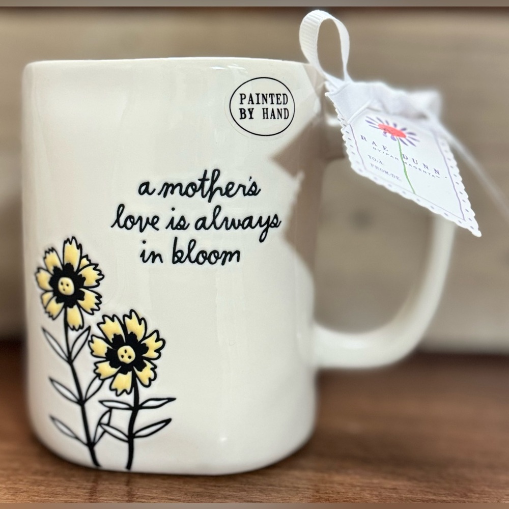 Cute 🥰 Rae Dunn “A MOTHER'S LOVE IS ALWAYS IN BLOOM” Mug with Floral 🌼 🌼 Detail